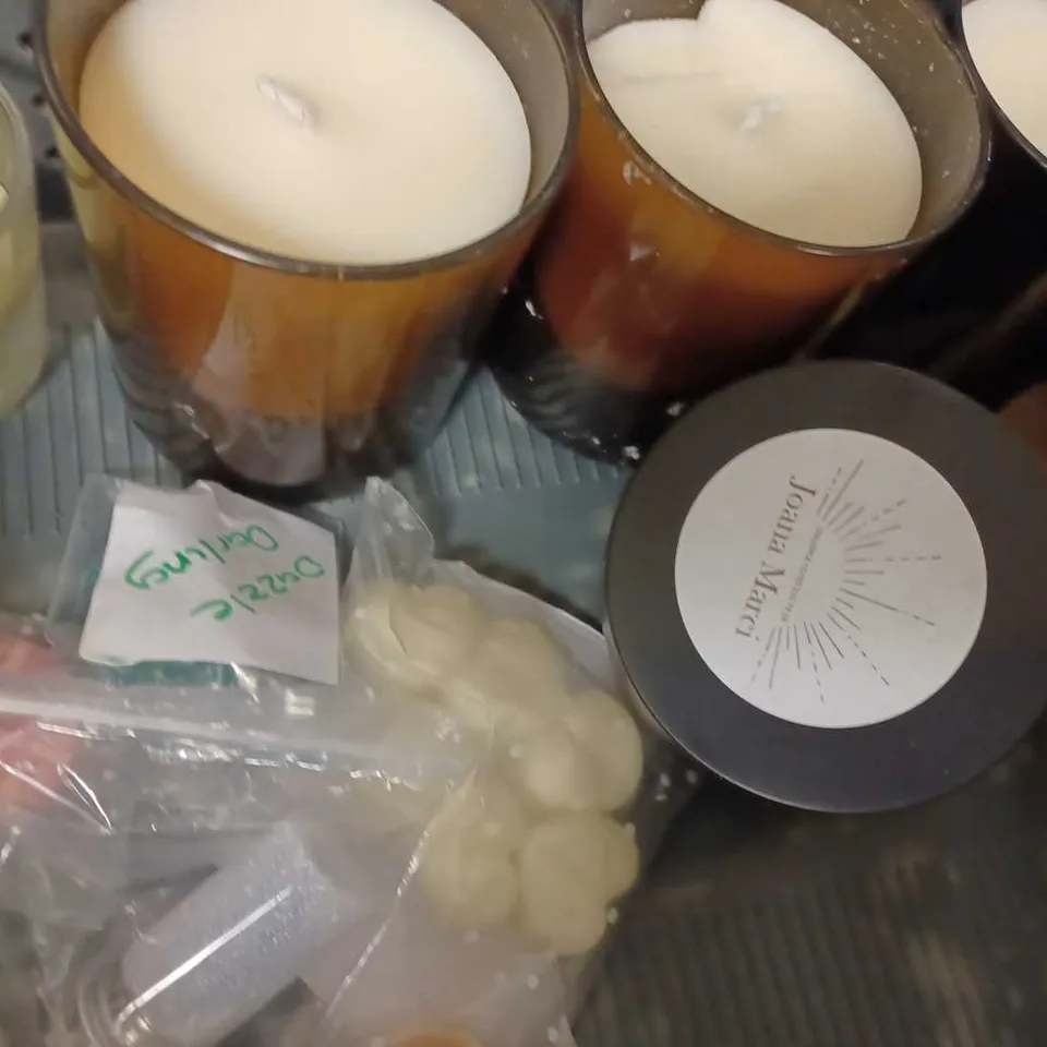 LOT OF APPROX 10 ASSORTED CANDLES TO INCLUDE YANKEE SNOWFLAKE KISSES CANDLE, YANKEE HOLIDAY GARLAND CANDLE, IKEA FENOMEN CANDLES. ETC 