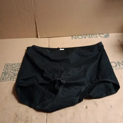 BOX OF APPROXIMATELY 15 ASSORTED ITEMS TO INCLUDE SLOGGI UNDERWEAR, SMART SOLAR SKYRUNNER STRING LIGHTS ETC