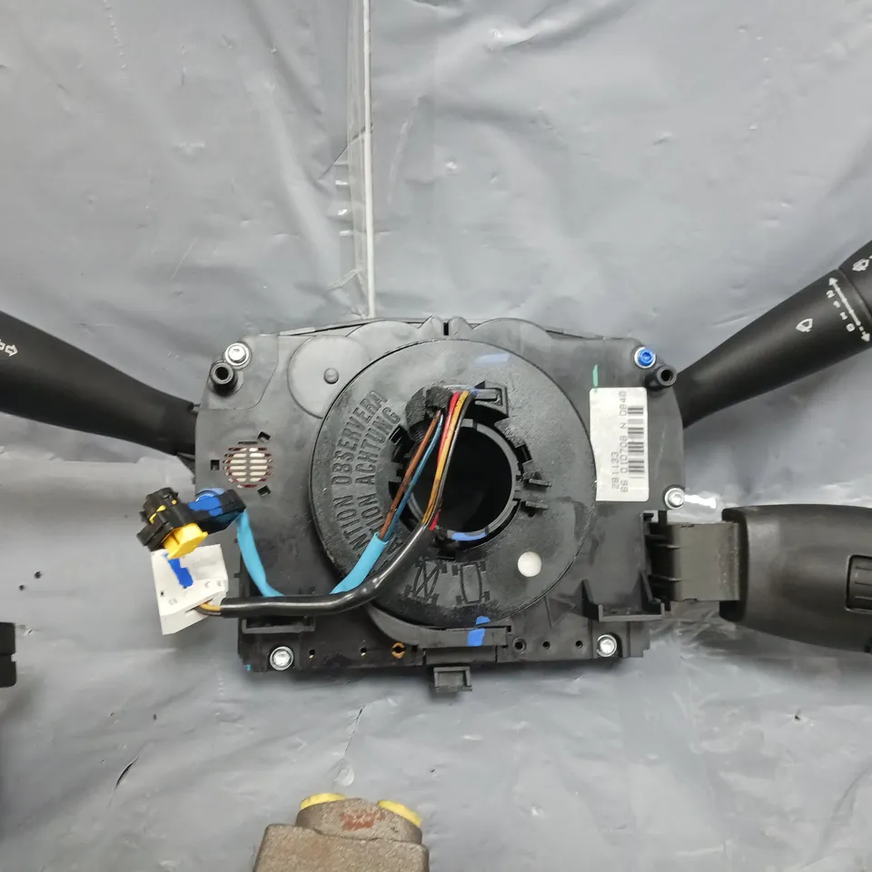 APPROXIMATELY FIVE ASSORTED CAR PARTS  TO INCLUDE; PEOGEOT 207 SQUIB WITH THE STALKS, WINDOW REGULATOR MOTOR AND TOW IRONS