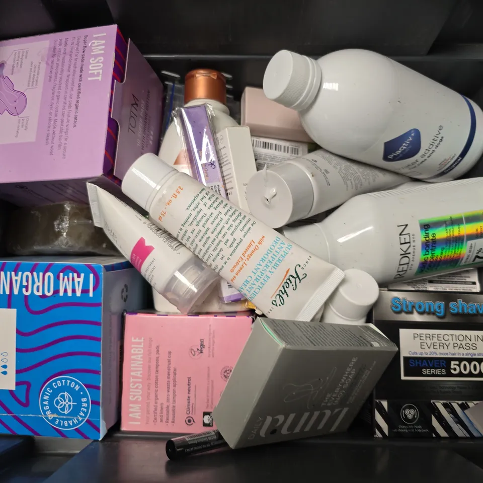 APPROXIMATELY 13 ASSORTED HEALTH & BEAUTY ITEMS TO INCLUDE - SOAP & GLORY GEL CLEANSER , BODY LOTION , SWEET BEE INNER GLOW ETC
