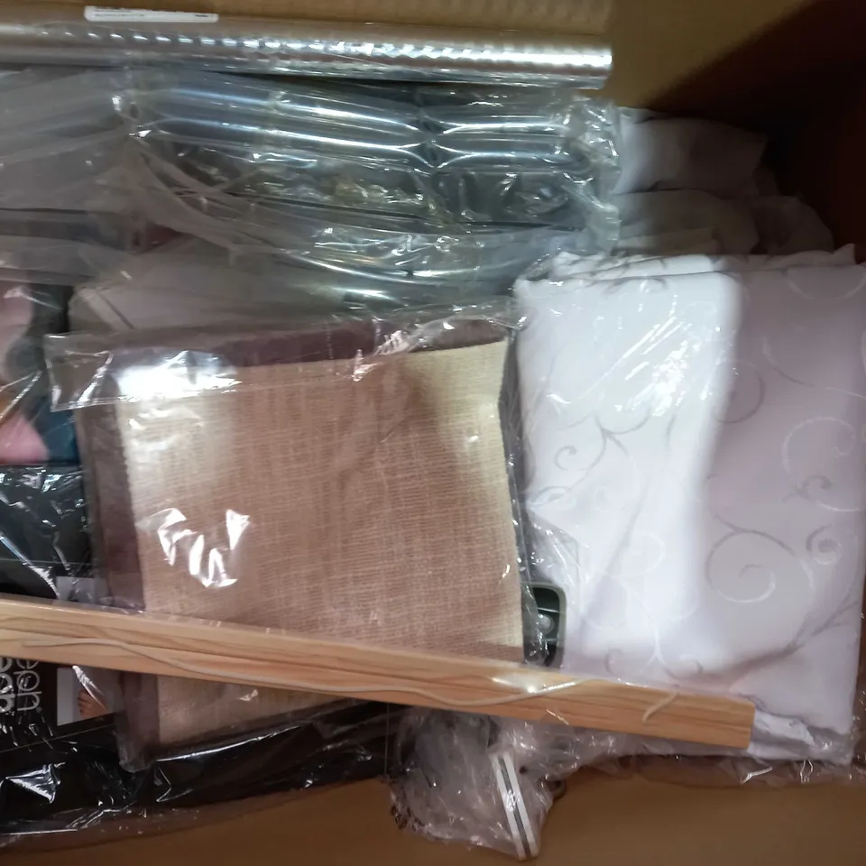BOX OF APPROXMATELY 15 ASSORTED HOUSEHOLD ITEMS TO INCLUDE EXTRASTAR POWER CUBE, HEATED CLOTHES AIRER COVER, PET CAR BARRIER, ETC