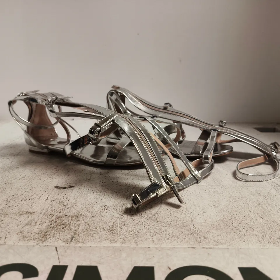 BOXED PAIR OF CARVELA OPEN TOE FLAT KNEE-HIGH SANDALS IN METALLIC SILVER SIZE EU 40