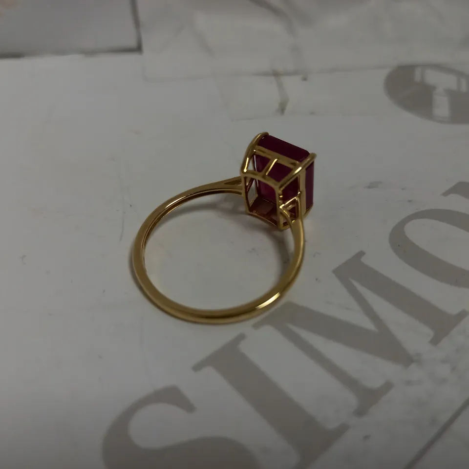 GOLD EFFECT BAND RING WITH RED STONE - SIZE T