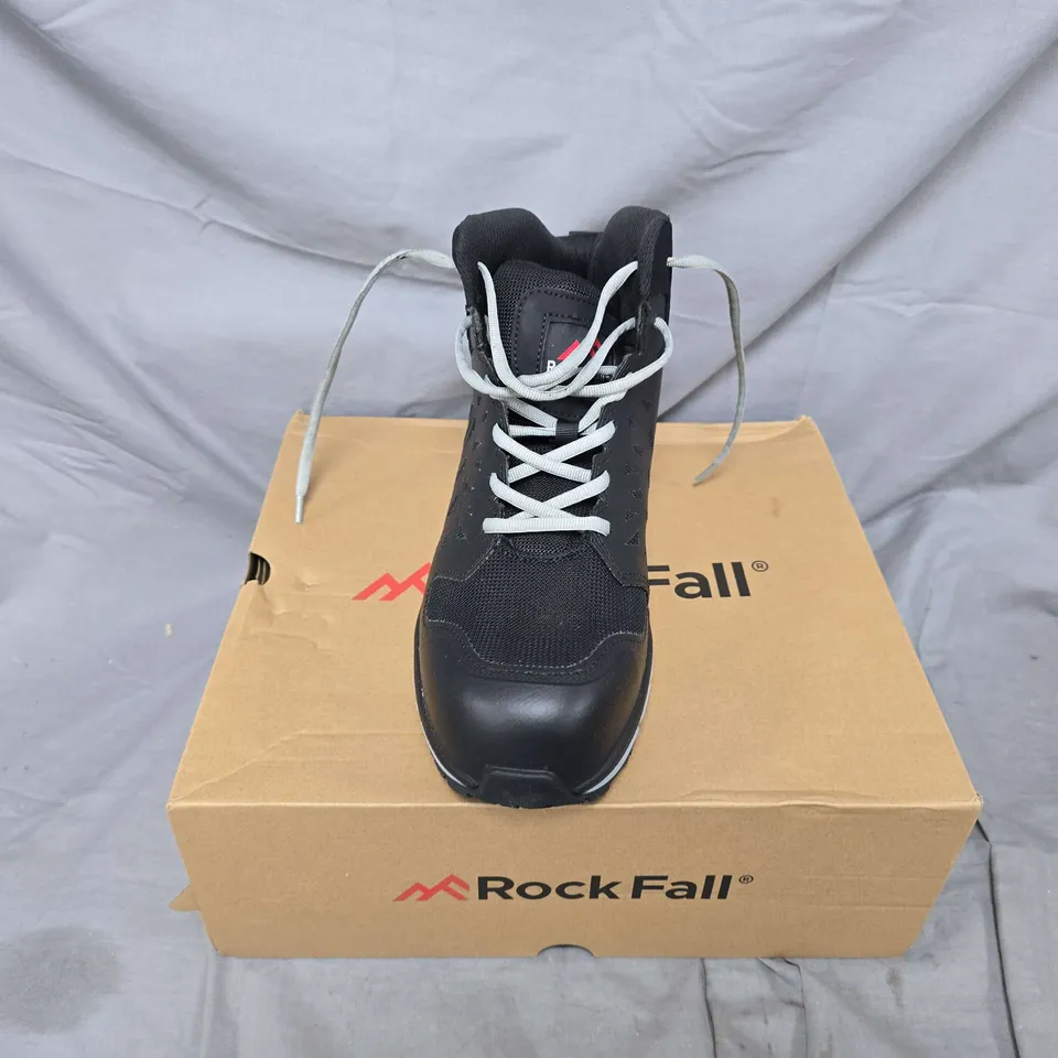 BOXED PAIR OF ROCK FALL RF115 BANTAM SAFETY TRAINERS IN BLACK - UK 8