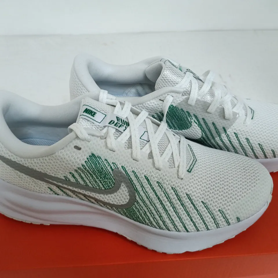 NIKE RUN DEFY SIZE 6.5