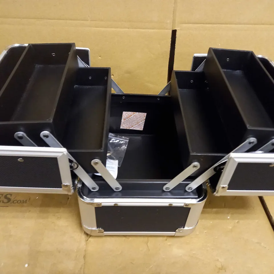 NYX MAKEUP ARTIST TRAIN CASE - BEGINNER RRP £64.99