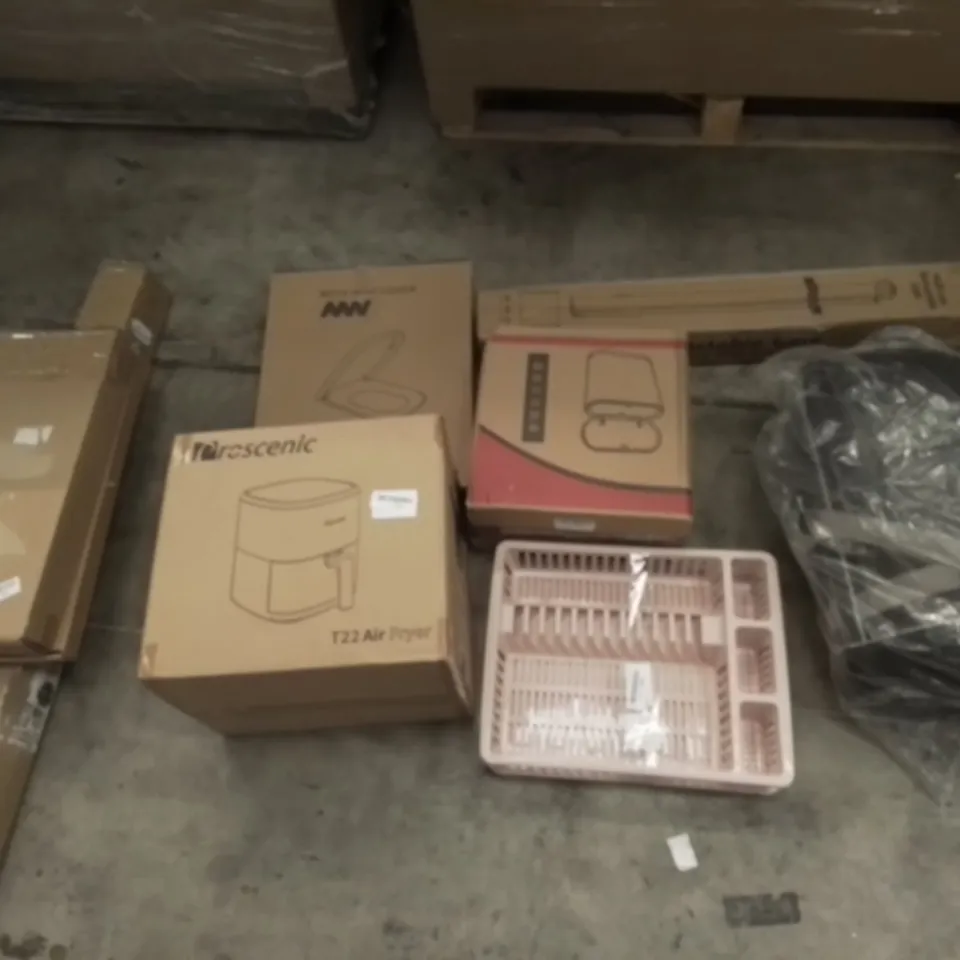 PALLET OF UNPROCESSED ITEMS TO INCLUDE MUTE SEAT COVER, RETRACTABLE GATE, AND T22 AIR FRYER