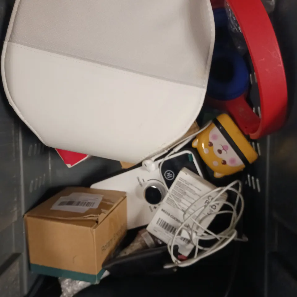 APPROXIMATELY 15 ASSORTED ELECTRICAL PRODUCTS TO INCLUDE HEADPHONES, LED NIGHT LIGHT, MINI CASSETTE PLAYER ETC