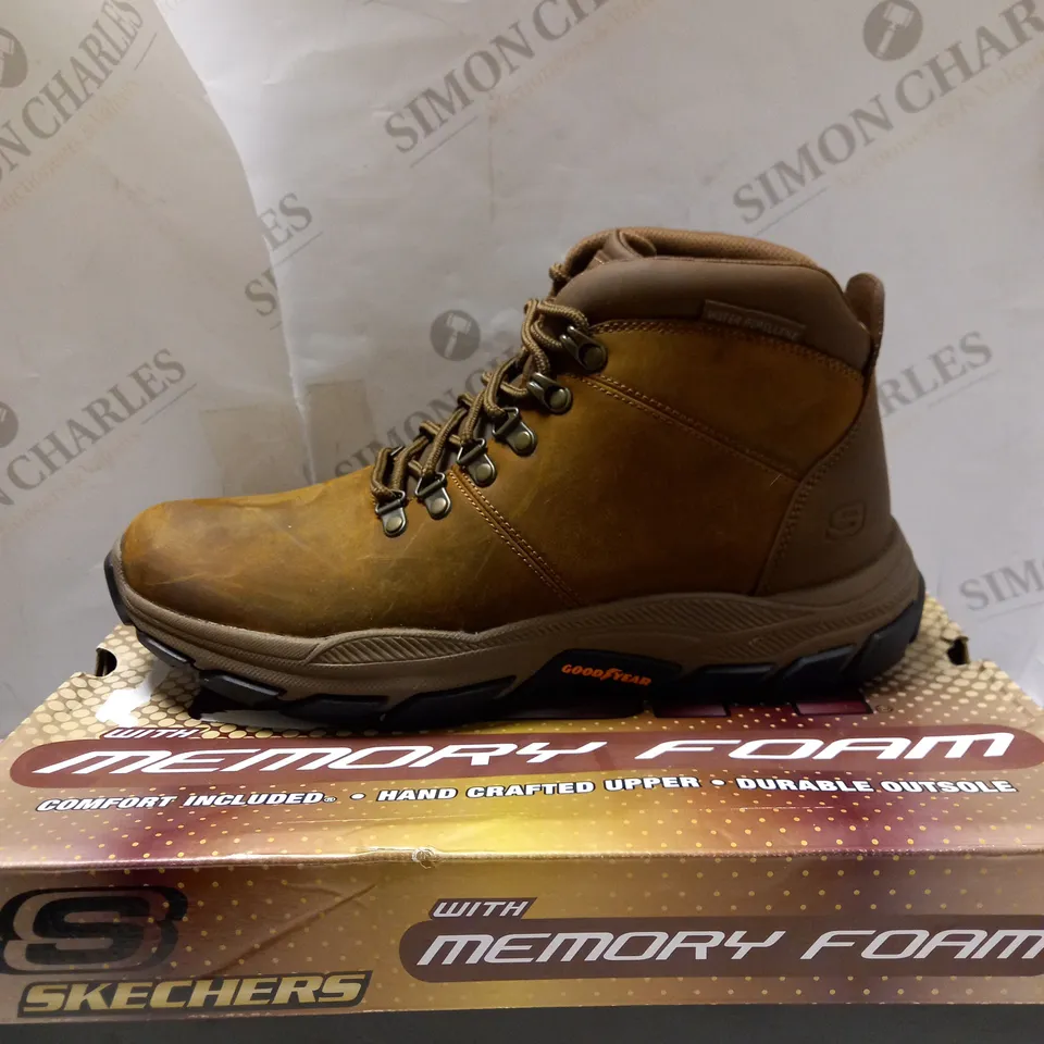 SKECHERS MEN'S DARK BROWN LACE UP BOOTS - SIZE 10