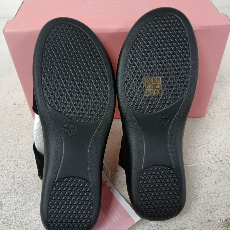 BOXED PAIR OF DR LIGHTFOOT JENNY BLACK SHOES - 5