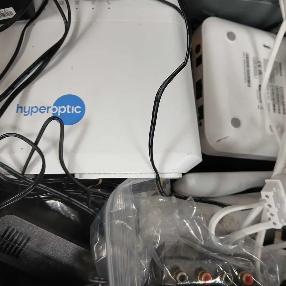 APPROXIMATELY 10 ASSORTED HOUSEHOLD ELECTRICAL ITEMS TO INCLUDE BT WI-FI ROUTER, VARIOUS CABLES AND WIRES, ETC