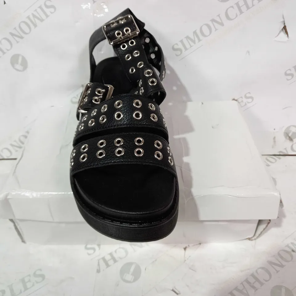 BOXED PAIR OF DESIGNER LEATHER BUCKLE STRAP SHOES IN BLACK EU SIZE 40
