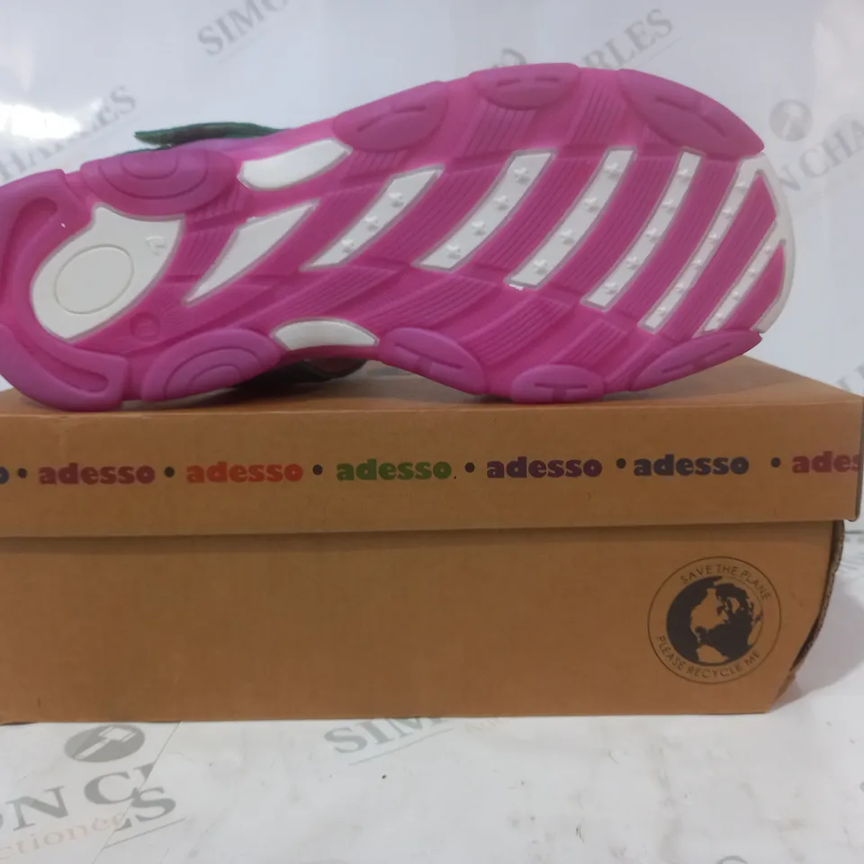 BOXED PAIR OF ADESSO OPEN TOE SANDALS IN GREEN/PINK SIZE 8