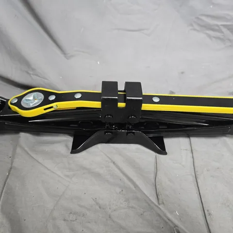 Manual scissor car jack with yellow handle – black steel