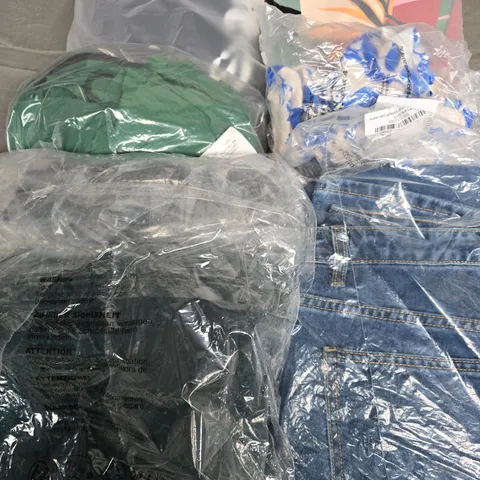 APPROXIMATELY 35 ASSORTED CLOTHING ITEMS IN VARIOUS SIZES, STYLES & COLOURS TO INCLUDE JEANS, TOPS, DRESS, ETC