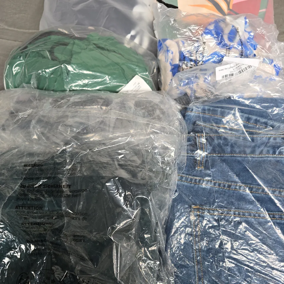 APPROXIMATELY 35 ASSORTED CLOTHING ITEMS IN VARIOUS SIZES, STYLES & COLOURS TO INCLUDE JEANS, TOPS, DRESS, ETC