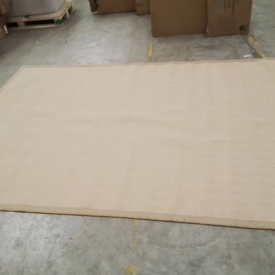 QUALITY DESIGNER AREA RUG // APPROX SIZE: 200 X 290 cm