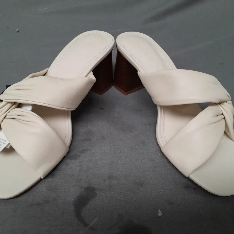 BOXED PAIR OF MNG OPEN TOE BLOCK HEEL SANDALS IN CREAM UK SIZE 5