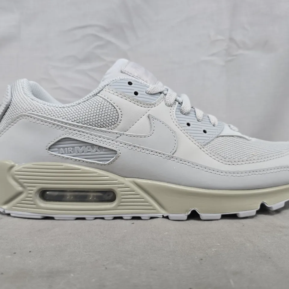 BOXED PAIR OF NIKE AIR MAX 90 TRAINERS IN GREY SIZE UK 9