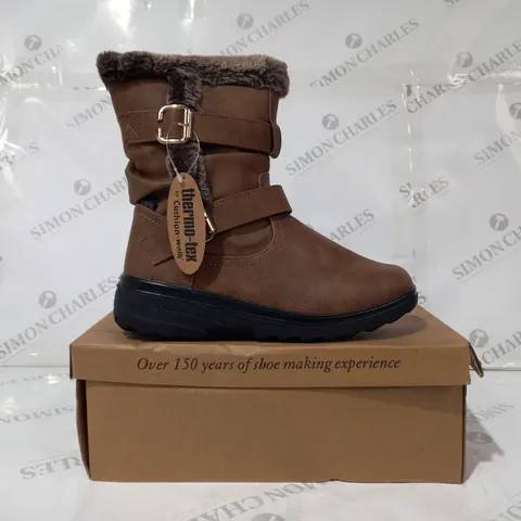 BOXED PAIR OF THERMO-TEX BY CUSHION-WALK BOOTS IN TAN SIZE 6