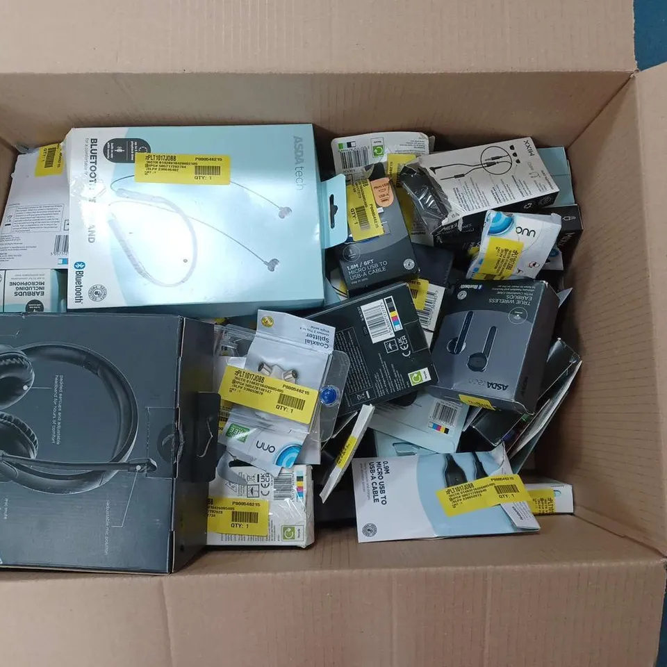 LOT OF APPROXIMATELY 30 ELECTRICAL ITEMS TO INCLUDE CHARGING CABLES, HEADPHONES AND EARBUDS