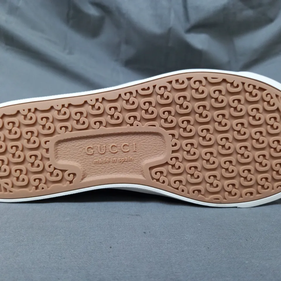 PAIR OF GUCCI SHOES IN CREAM EU SIZE 38