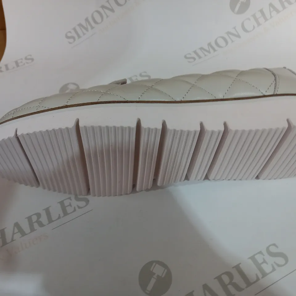 MODA GREY PUMP SIZE 7