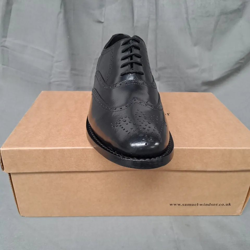 BOXED PAIR OF SAMUEL WINDSOR LACE UP SHOES IN BLACK UK SIZE 8.5