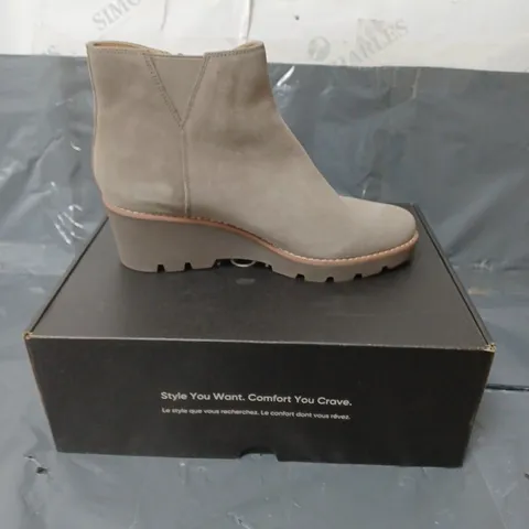 VIONIC SUEDE ANKLE BOOTS FAWN SIZE 6