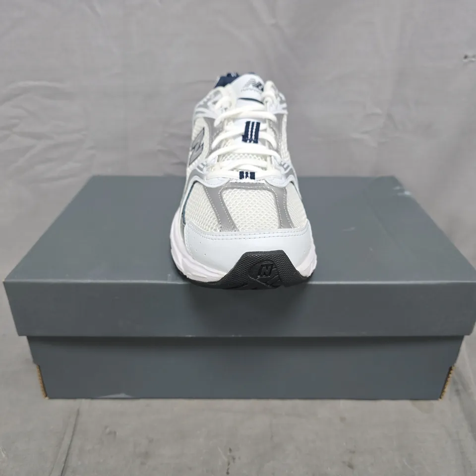 BOXED PAIR OF NEW BALANCE 530 TRAINERS IN WHITE/SILVER/NAVY SIZE UK 5