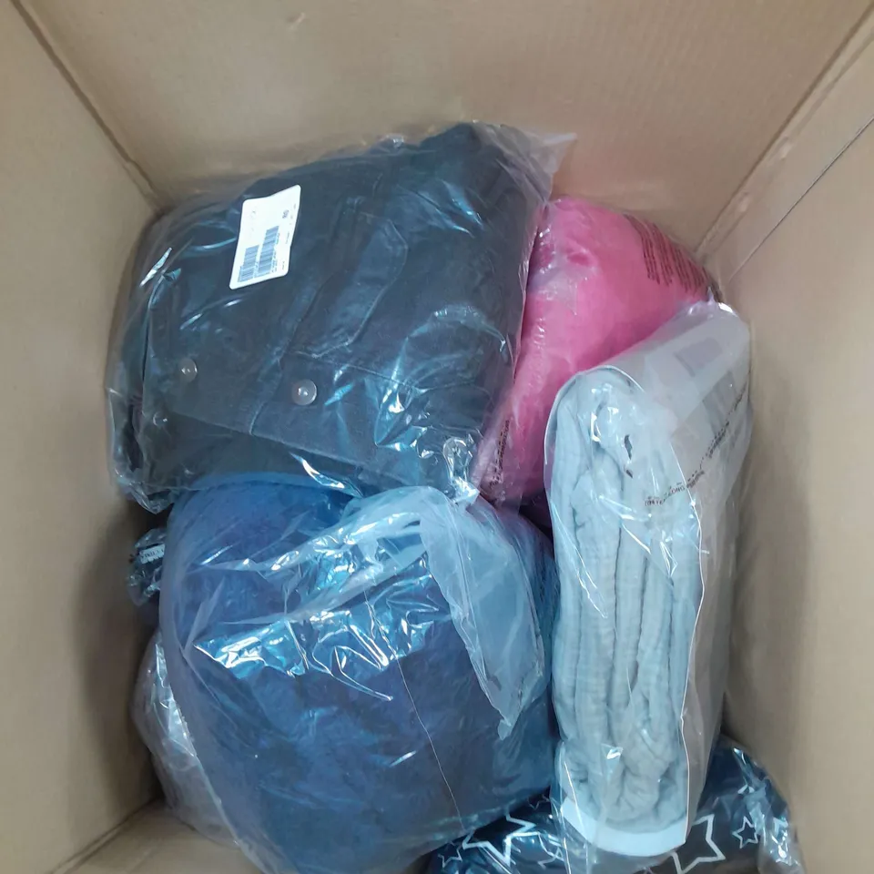 BOX OF APPROXIMATELY 15 ASSORTED CLOTHING ITEMS IN VARIOUS STYLES, COLOURS AND SIZES TO INCLUDE SOCKS, SKIRT, JUMPERS ETC