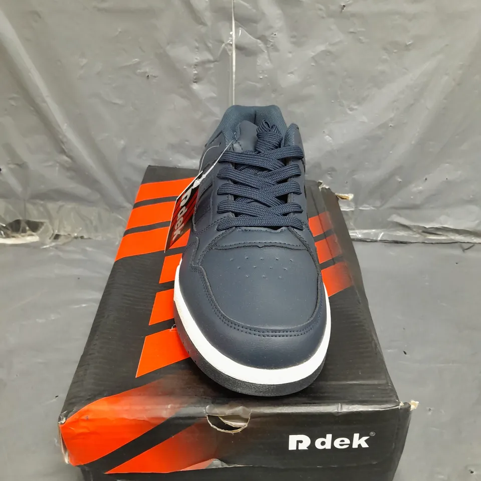 BOX OF RDEK TWIN STRIPE LACE TRAINER SIZE 8 