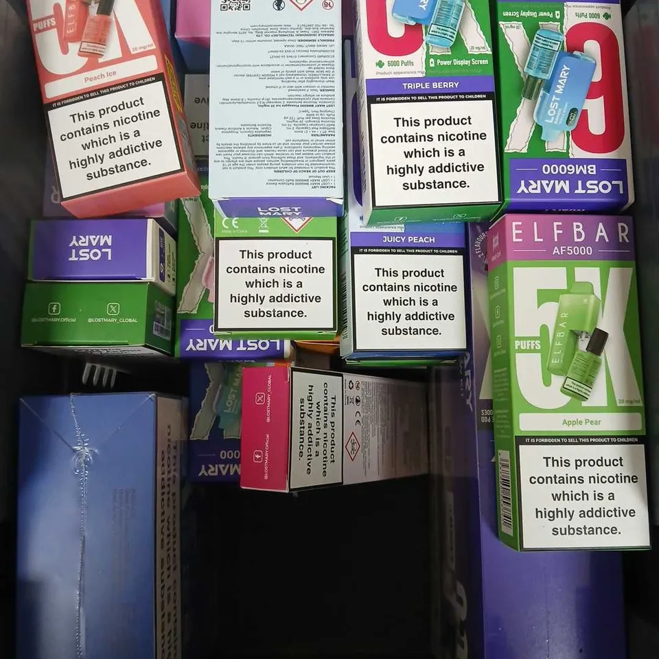 APPROXIMATELY 20 ASSORTED E-CIGARETTE & VAPING ITEMS IN VARIOUS BRANDS TO INCLUDE ELFBAR, LOST MARY, MEMERS ETC 