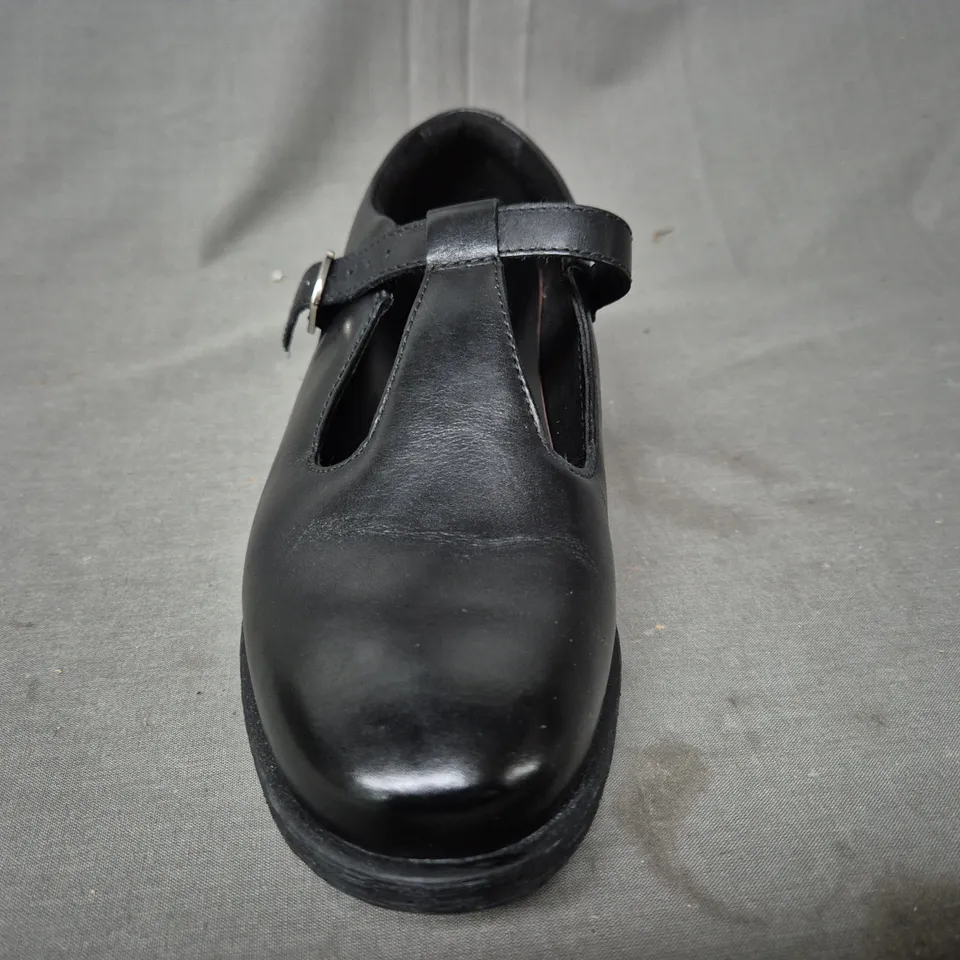 BOXED PAIR OF CLARKS ARTISAN HAVISHAM SHOES IN BLACK UK SIZE 5