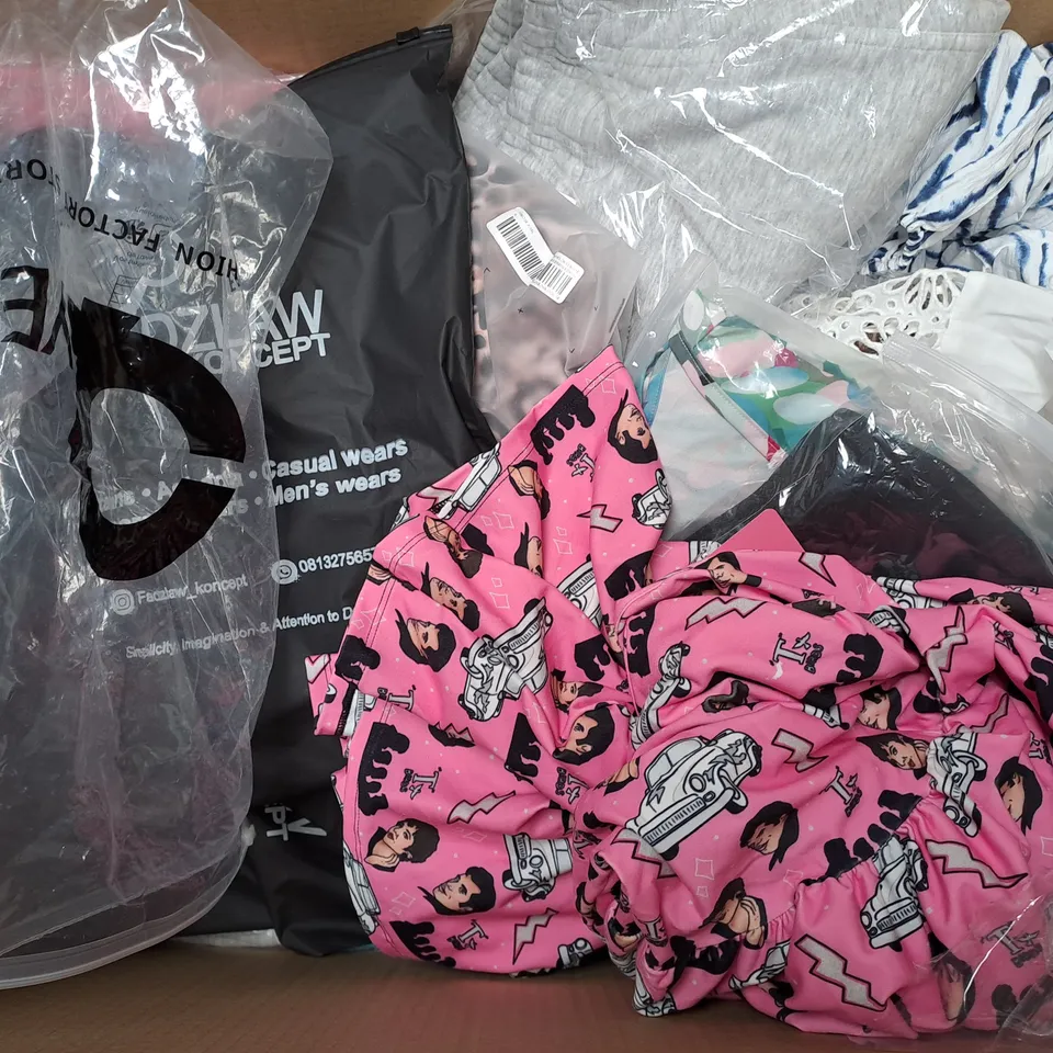 BOX OF APPROXIMATELY 25 ASSORTED CLOTHING ITEMS TO INCLUDE -  SHORTS , SHIRT , DRESS ETC