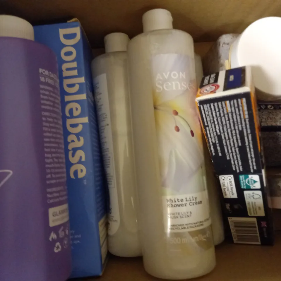APPROXIMATELY 10 ASSORTED HEALTH AND BEAUTY PRODUCTS TO INCLUDE DOUBLEBASE FLARE RELIEF EMOLLIENT, GLAMDRIP REMOVE SOLUTION, SUNDAY RAIN SLEEP EASY SOAKING SALTS, AVON SENSES SHOWER CREAM