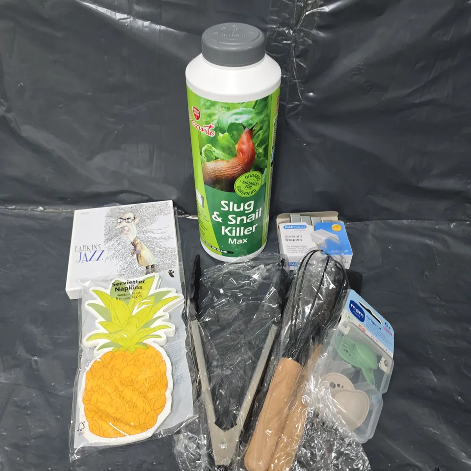 APPROXIMATELY 15 ASSORTED HOUSEHOLD PRODUCTS TO INCLUDE SLUG KILLER, KITCHEN COOKWARE, STAPLES ETC 