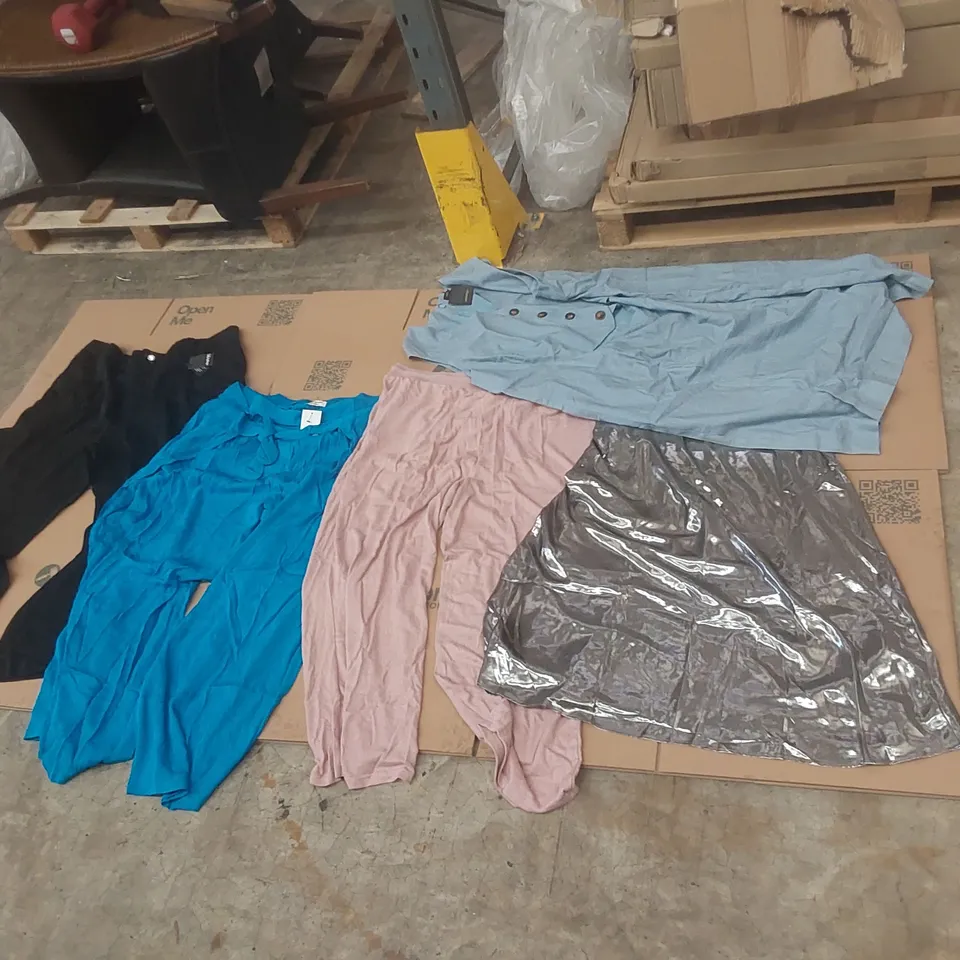 PALLET CONTAINING APPROXIMATELY 400x ASSORTED BRAND NEW DESIGNER CLOTHING ITEMS