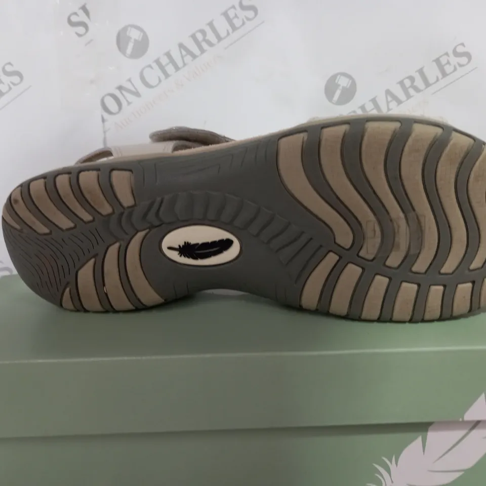 BOXED FREE SPIRIT MALIBU HIGH FLAT SANDLAS WITH OPEN TOE - SIZE 7