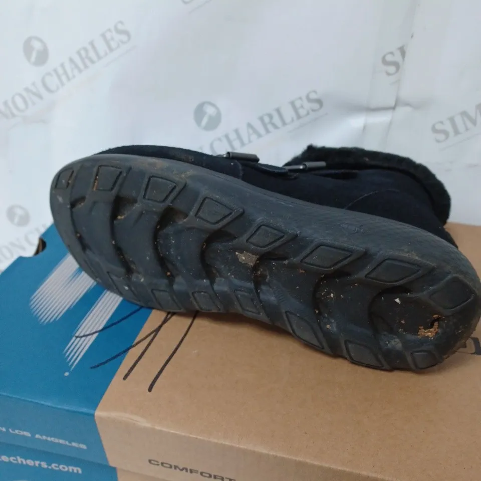 BOXED SKECHERS WINTER ON THE GO FAUX FUR TRIM BOOTS, BLACK - SIZE 4.5