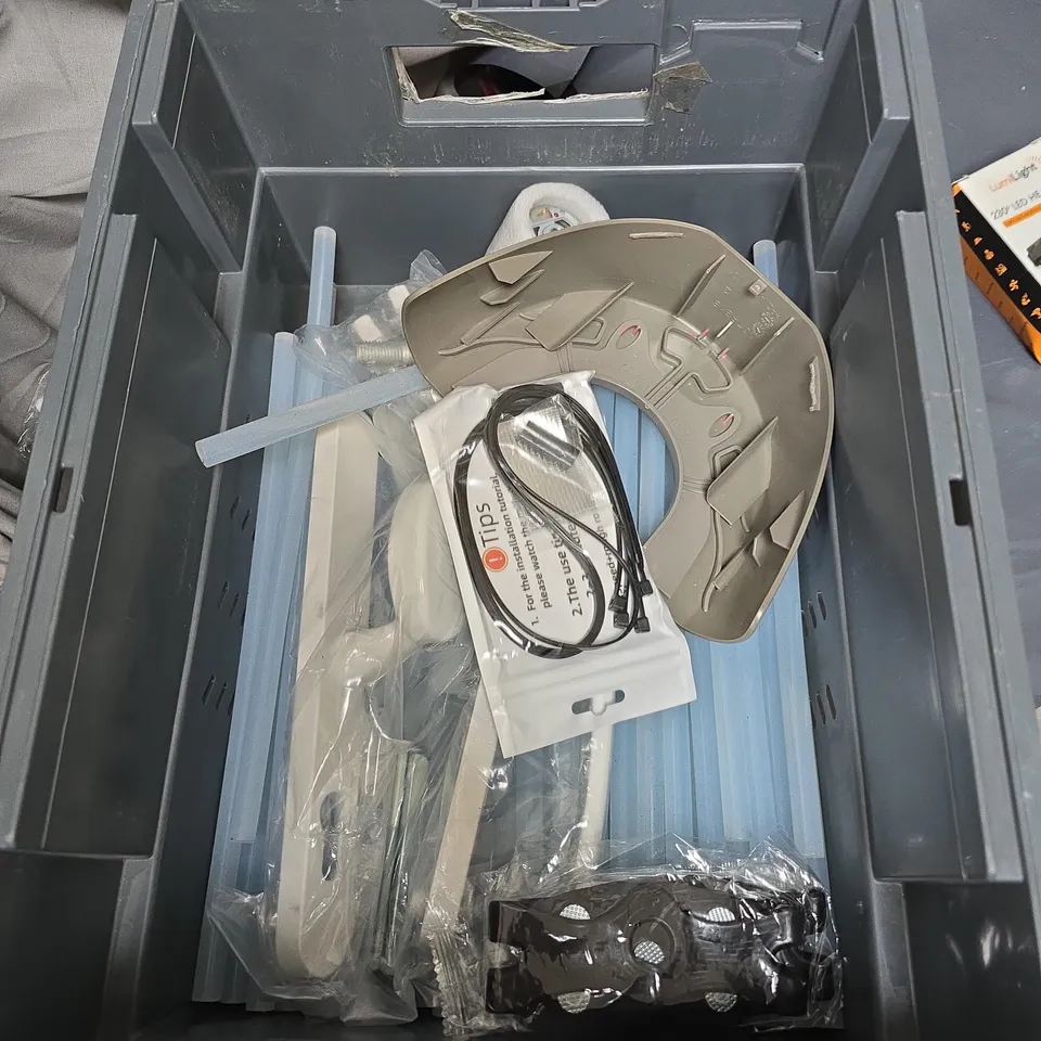 APPROXIMATELY 10 ASSORTED HOUSEHOLD ITEMS TO INCLUDE FRIDGE WATER FILTER, PROTECTIVE PADS & LED HEADLAMP ETC 