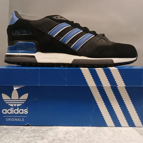 BOXED PAIR OF ADIDAS ZX 750 SHOES IN BLACK/BLUE SIZE UK 9.5