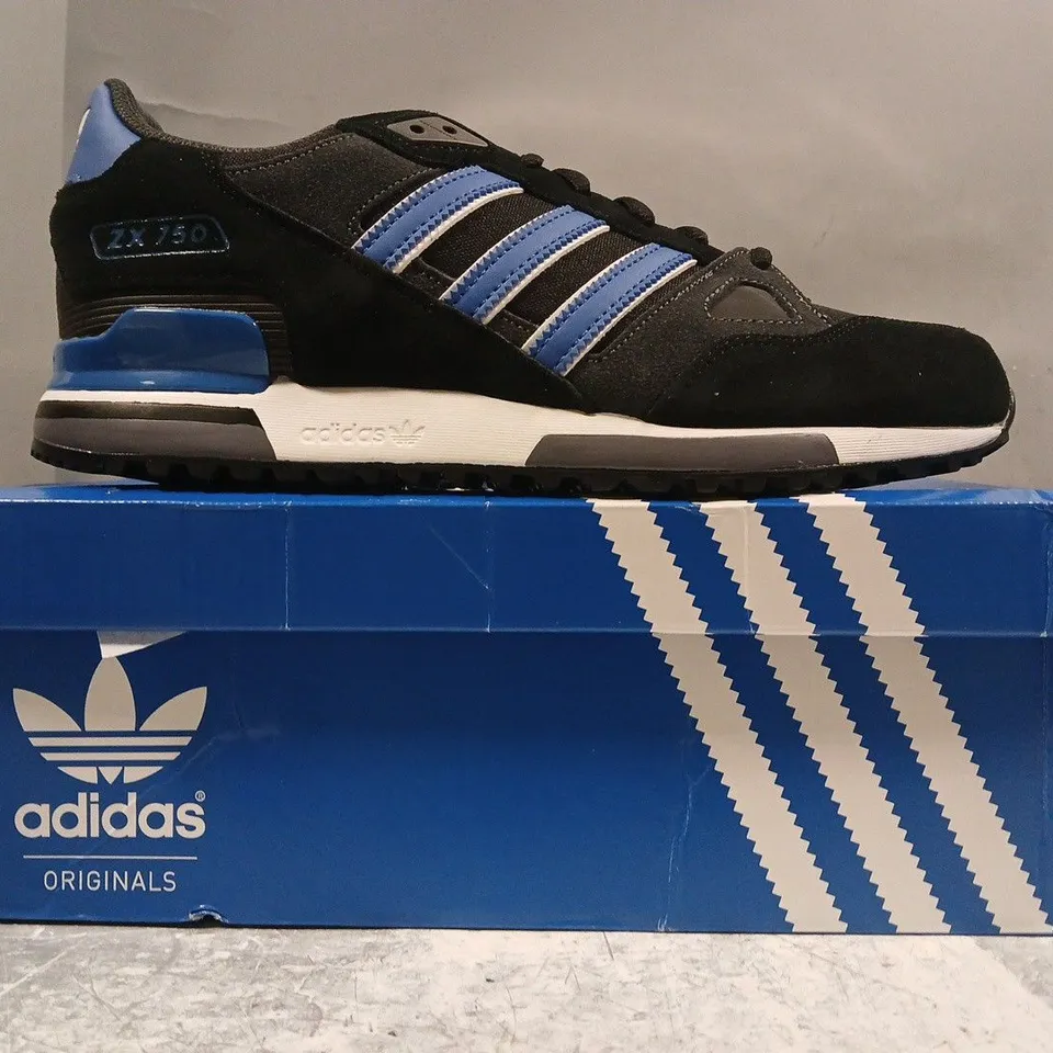 BOXED PAIR OF ADIDAS ZX 750 SHOES IN BLACK/BLUE SIZE UK 9.5