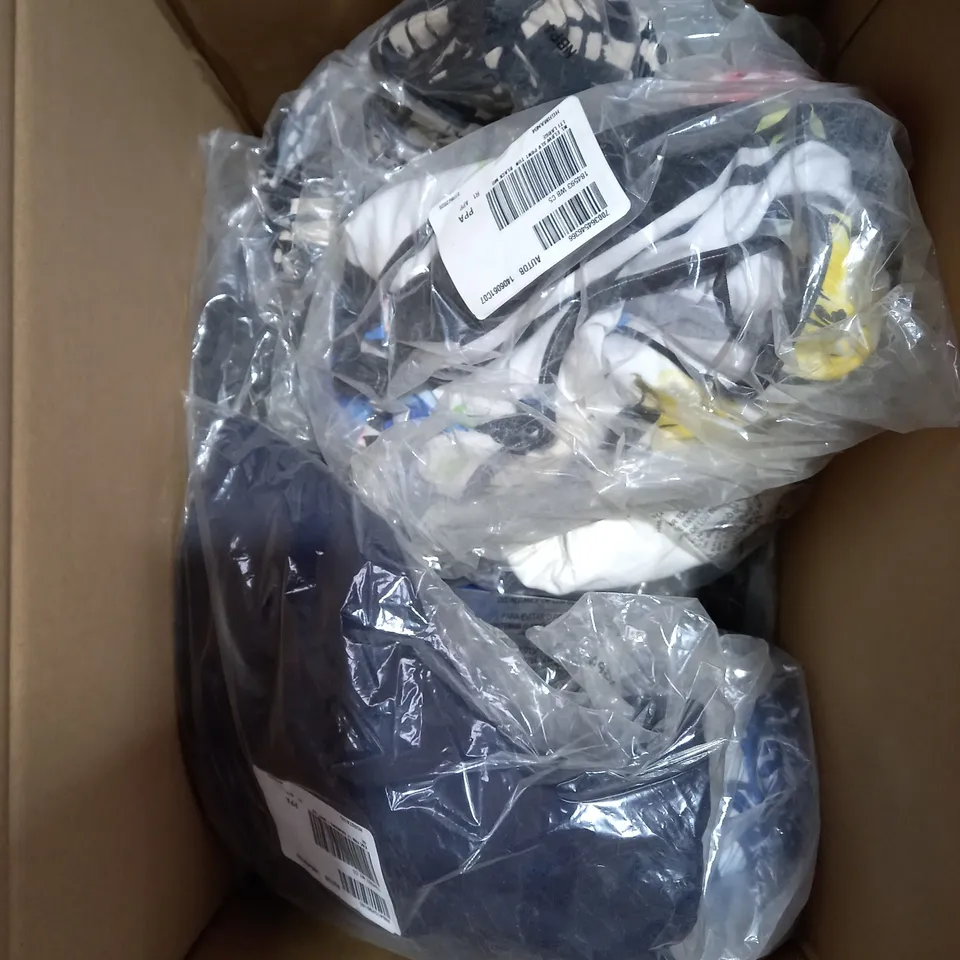 LOT OF APPROXIMATELY 10 CLOTHING ITEMS IN VARIOUS SIZES TO INCLUDE KIM & CO, D&CO, WYNNE LAYERS ETC