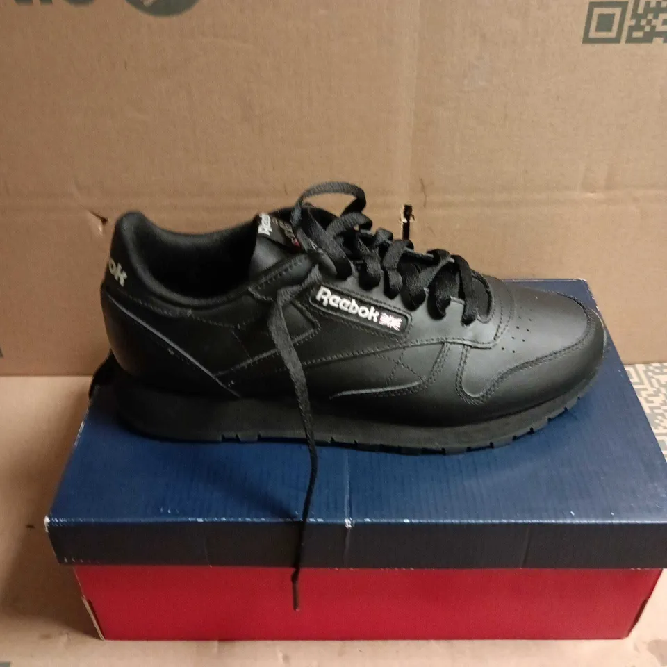 BOXED PAIR OF REEBOK CLASSIC LEATHER UNISEX TRAINERS - BLACK, UK 8.5