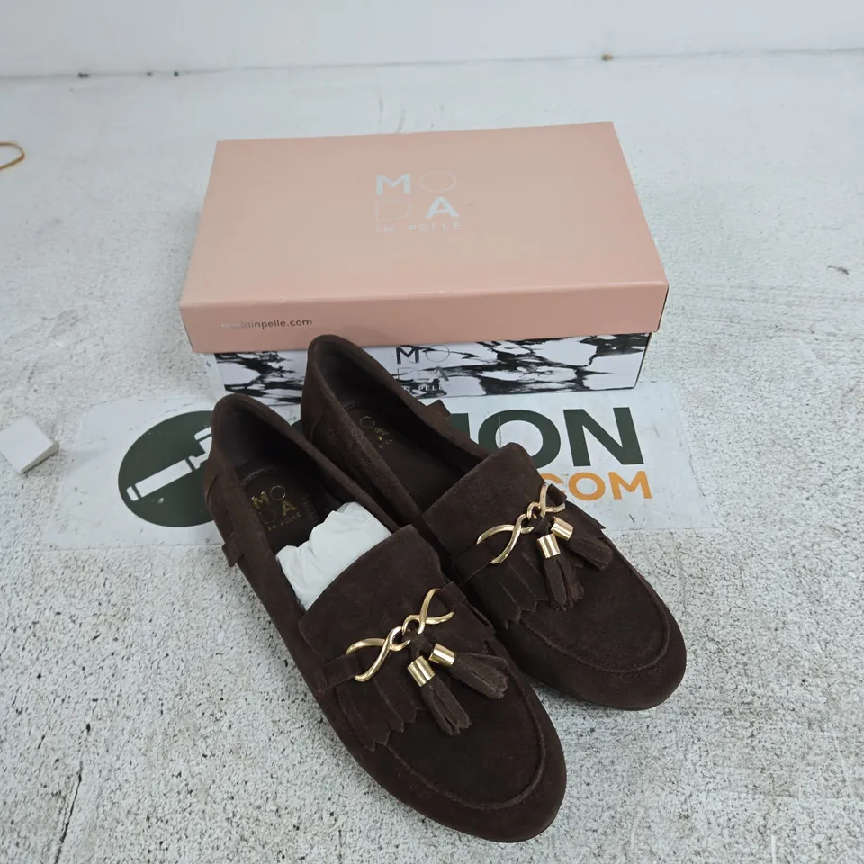 MODA IN PELLE ESSANA BROWN SUEDE CHAIN & TASSEL DETAIL MOCCASIN LOAFERS – UK 6