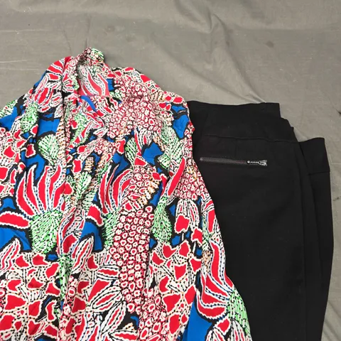 APPROXIMATELY 20 ASSORTED WOMENS CLOTHING PRODUCTS IN VARIOUS BRANDS TO INCLUDE DRESSES, TOPS, PANTS ETC