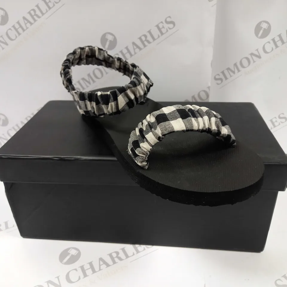 BOXED PAIR OF HUSH KUTA GINGHAM SANDALS UK SIZE 6 
