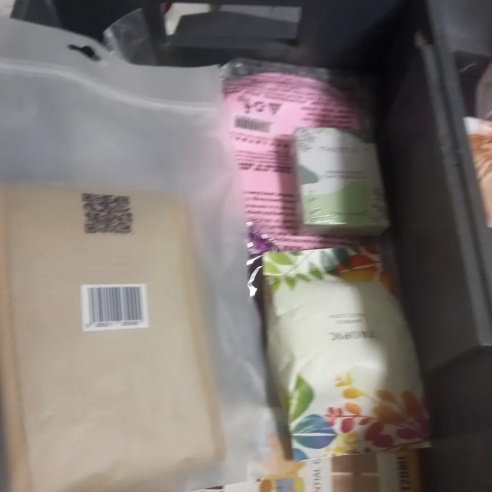 APPROXIMATELY 20 ASSORTED COSMETIC PRODUCTS TO INCLUDE ESTRID RAZOR, BETTINA BATH SPONGES AND A DETANGLING BRUSH