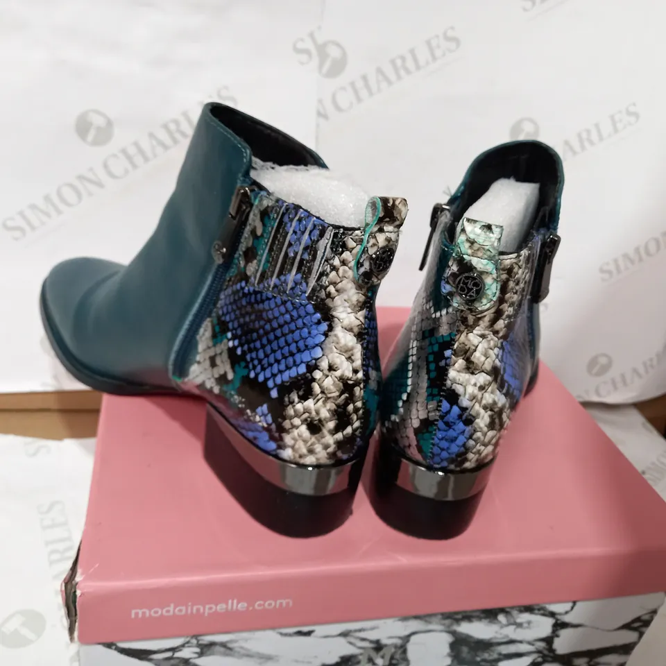 BOXED PAIR OF MODA TEAL/EMBELLISHED ANKLE BOOT - SIZE 6